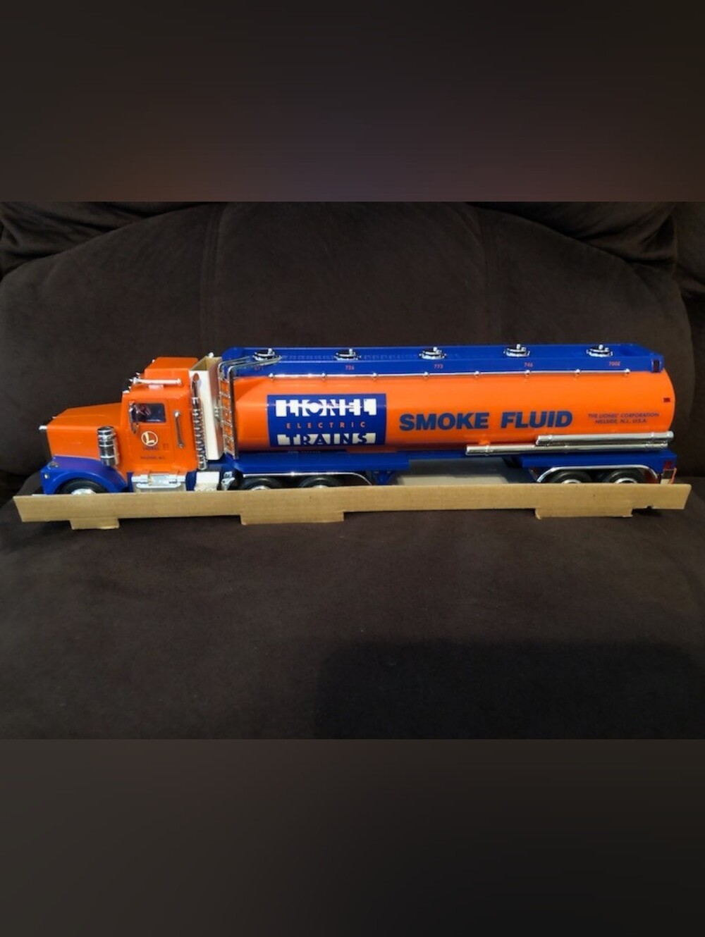 Lionel Smoke Fluid Tanker Truck Toy - New